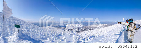 [パノラマ写真] 展望台から快晴の樹氷原を見渡す (山形県、蔵王山、地蔵山頂駅) 95645152