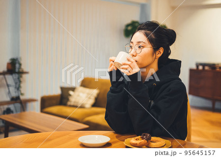 部屋でコーヒーを飲む女性 部屋でコーヒーを飲む女性 95645157