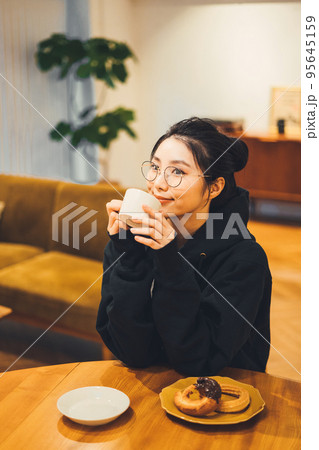 部屋でコーヒーを飲む女性 部屋でコーヒーを飲む女性 95645159