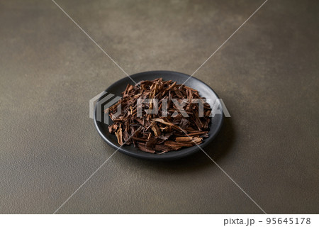 皿に盛ったほうじ茶 皿に盛ったほうじ茶 95645178