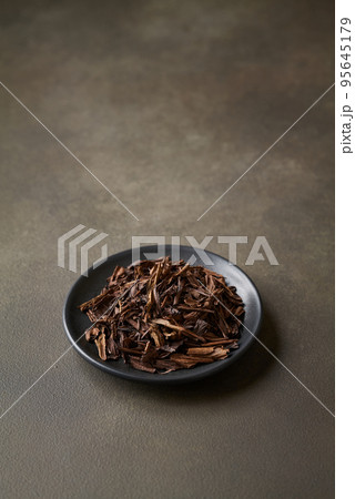 皿に盛ったほうじ茶 95645179