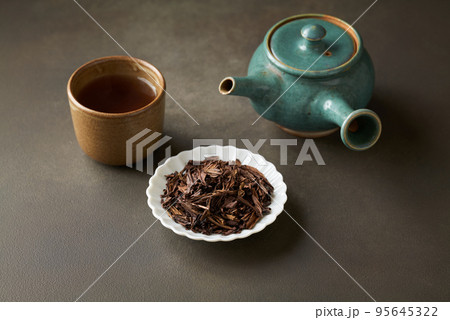 皿に盛ったほうじ茶 95645322