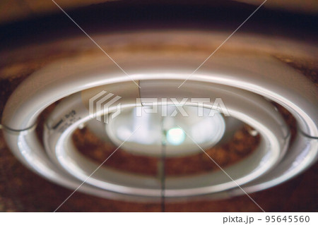 和室にある昭和レトロな丸型蛍光灯の写真素材 [95645560] - PIXTA