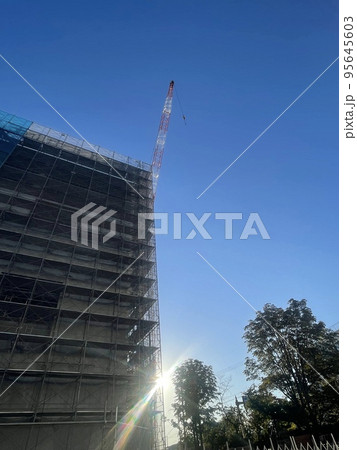 茨木市役所前の建築現場 聳え立つ重機 茨木市役所前の建築現場 聳え立つ重機 95645603