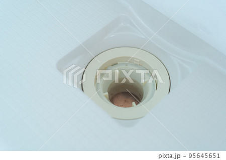 お風呂の排水溝の汚れ 95645651