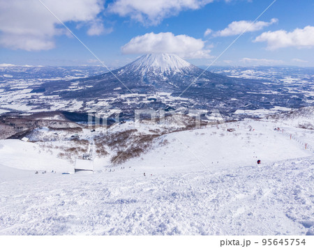 スキー場山頂の非圧雪ゾーンから笠雲の羊蹄山を望む (北海道、ニセコ) 95645754