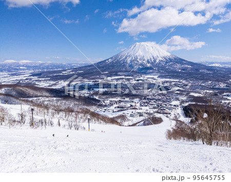 閑静なゲレンデから麓の町並みと羊蹄山を望む (北海道、ニセコ) 95645755