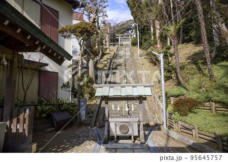 藤沢市片瀬　上諏訪神社の参道 95645757