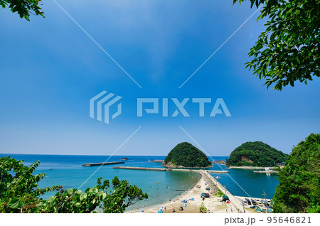 夏の日本海の青空と港とビーチ 95646821