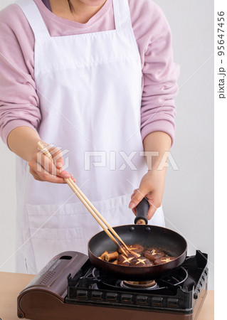 椎茸を料理する女性 椎茸を料理する女性 95647456
