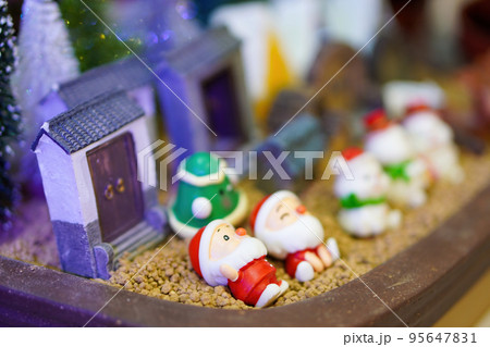 Selective focus Christmas santa figurine display Selective focus Christmas santa figurine display 95647831