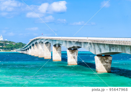 沖縄県　古宇利大橋と青い海 95647968