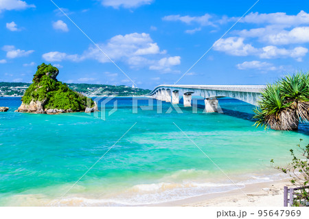 沖縄県 古宇利大橋と青い海 沖縄県 古宇利大橋と青い海 95647969