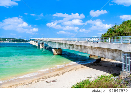 沖縄県　古宇利大橋と青い海 95647970