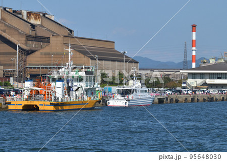 神戸税関監視艇「こうべ」と海面清掃兼油回収船「Dr.海洋」　姫路港で一般公開 95648030