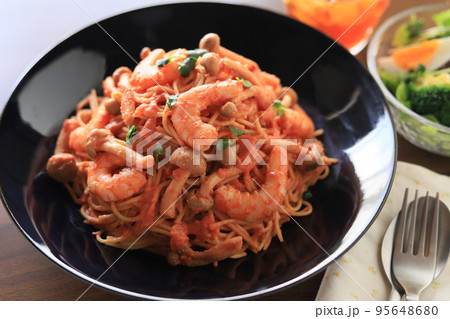 海老としめじのトマトクリームパスタ　かいわれ大根 95648680