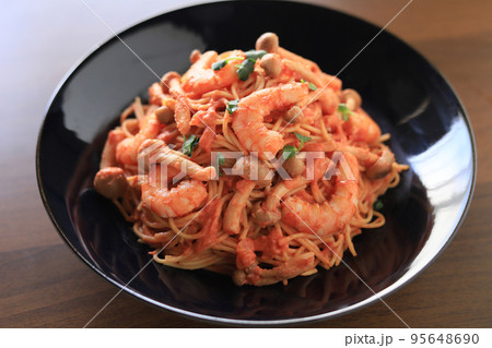 海老としめじのトマトクリームパスタ 95648690