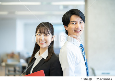 ビジネス、日本人、男性、女性、ビジネスウーマン、ビジネスマン、背中合わせ、営業、打ち合わせ、OL、キ 95648883