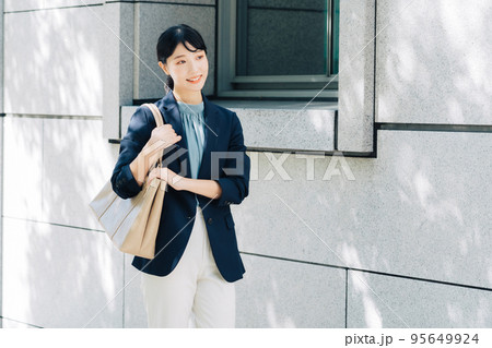 通勤する若いビジネスウーマン 通勤する若いビジネスウーマン 95649924