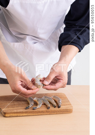 エビを調理する手元 shrimp エビを調理する手元 shrimp 95650055
