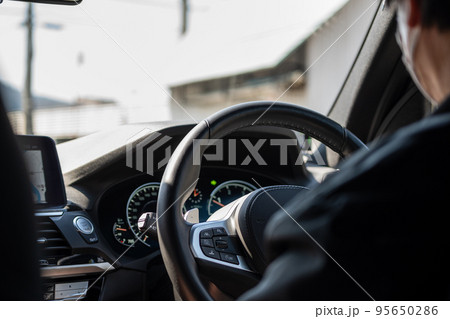 車を運転する手元イメージ|右ハンドル車 車を運転する手元イメージ|右ハンドル車 95650286
