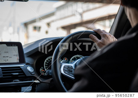 車を運転する手元イメージ｜右ハンドル車 95650287