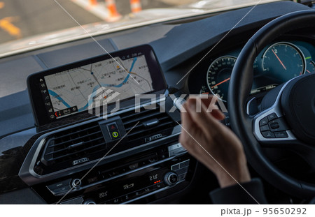 車を運転する手元イメージ|右ハンドル車 車を運転する手元イメージ|右ハンドル車 95650292
