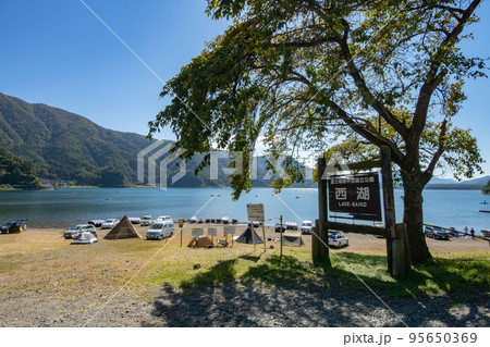 山梨県、富士五湖の西湖とオートキャンプ場 山梨県、富士五湖の西湖とオートキャンプ場 95650369