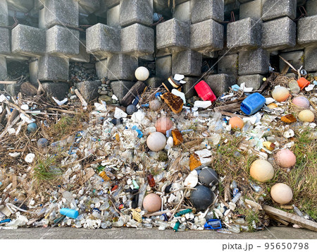 海岸に打ち上げられた大量のゴミ 海岸に打ち上げられた大量のゴミ 95650798