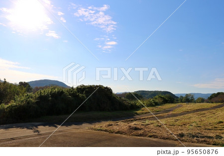穏やかな秋の河川敷　山　永野川　栃木 95650876