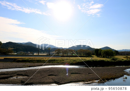 穏やかな秋の河川敷　山　永野川　栃木 95650878