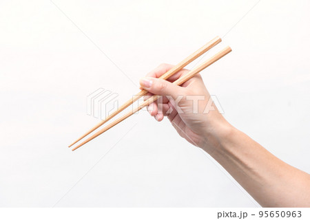正しく箸を持つ女性の手 95650963