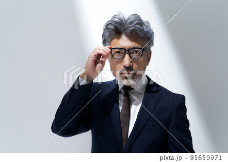 働くビジネスマン 95650971