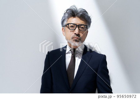 働くビジネスマン 95650972