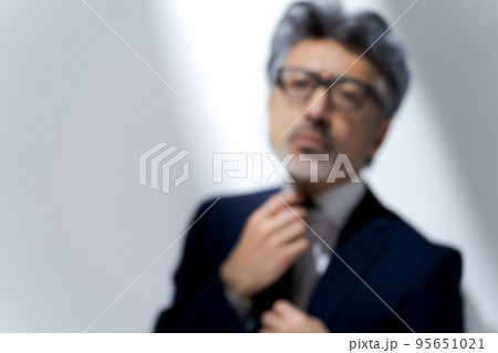 働くビジネスマン シルエット 働くビジネスマン シルエット 95651021