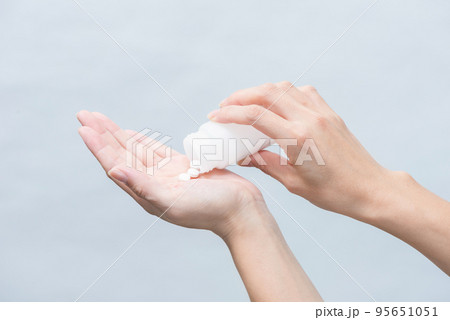 サプリを手に取る女性 95651051