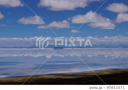 ボリビアトゥヌパ火山の麓から見たウユニ塩湖 95651071