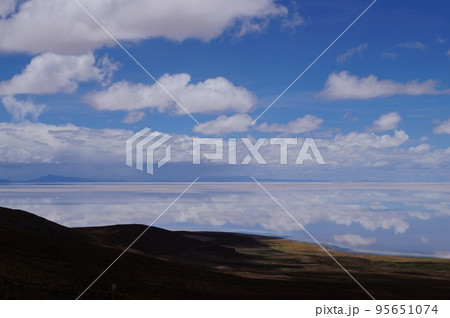 ボリビアトゥヌパ火山の麓から見たウユニ塩湖  95651074
