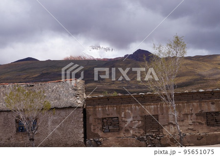 ボリビア ウユニ塩湖 トゥヌパ火山麓の風景 95651075