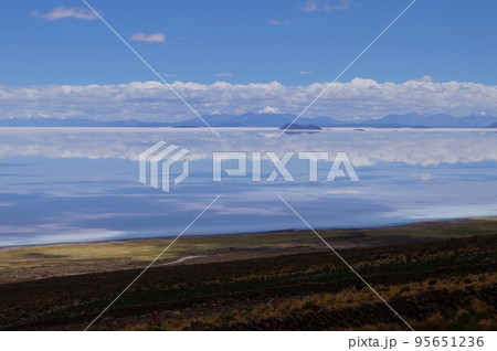 ボリビアトゥヌパ火山の麓から見たウユニ塩湖 95651236
