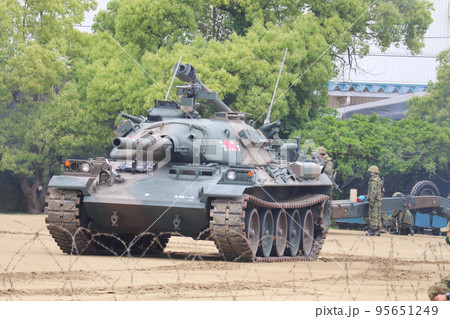 訓練展示を行う陸上自衛隊の74式戦車 訓練展示を行う陸上自衛隊の74式戦車 95651249
