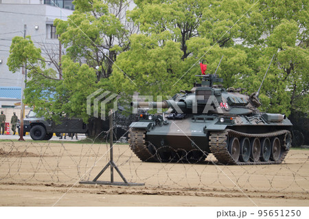 陸上自衛隊の74式戦車と鉄条網 陸上自衛隊の74式戦車と鉄条網 95651250