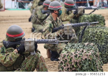 89式小銃で射撃訓練を行う陸上自衛隊隊員 95651253