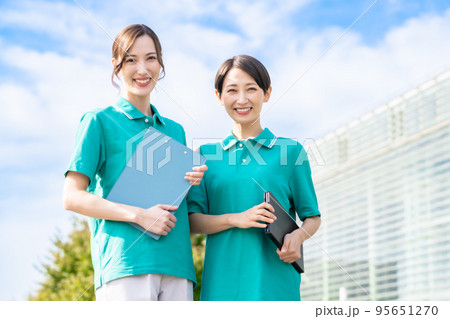 爽やかなユニフォーム姿のケアマネージャー 爽やかなユニフォーム姿のケアマネージャー 95651270
