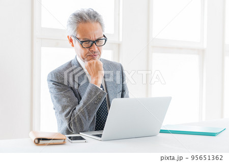 シニア男性 ビジネス 考える パソコン シニア男性 ビジネス 考える パソコン 95651362