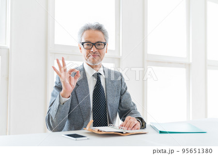 シニア男性 ビジネス スケジュール帳 シニア男性 ビジネス スケジュール帳 95651380