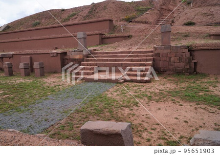 ボリビア ティワナク遺跡のアカパナというピラミッド状建築物 ボリビア ティワナク遺跡のアカパナというピラミッド状建築物 95651903