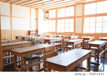 懐かしく温かみのある小学校の教室 95651931
