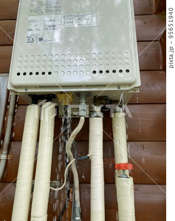 水抜きを失敗して破裂したガス給湯器 95651940