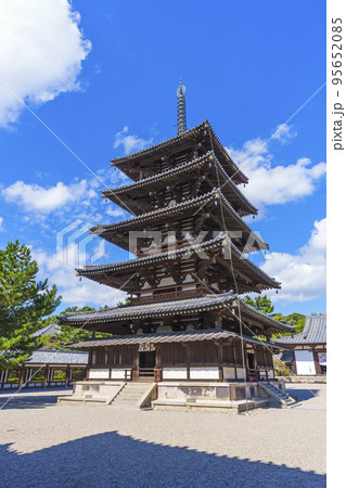 青空に映える五重塔（法隆寺　西院伽藍） 95652085